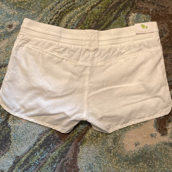 ⭐️ Linen by Basix of America White Shorts - Picture 8 of 15